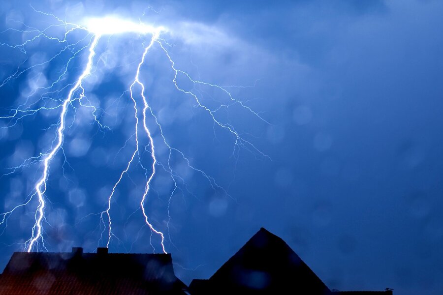 Gewitter wüten über Deutschland - Todesopfer in Frankreich - Ein Blitz schlägt ein in Nordrhein-Westfalen.