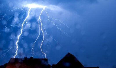 Gewitter wüten über Deutschland - Ein Blitz schlägt ein in Nordrhein-Westfalen.