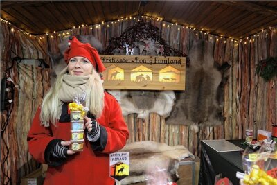 Gewürze und Glühbier gehen immer: So lief der Zwickauer Weihnachtsmarkt - Sieht sie nicht weihnachtlich aus? Sari Luukkonen aus Finnland hat an ihrem Stand auf dem Zwickauer Weihnachtsmarkt Honig aus dem arktischen Norden verkauft. 