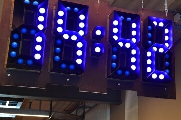 Gewusst wie: Digitaluhr mit Glühbirnen - 71 blaue Glühbirnen zeigen nun digital gesteuert wieder die Zeit an.