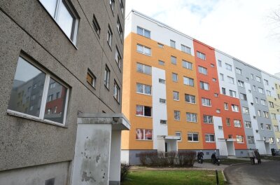GGG investiert im Süden der Stadt - Im Süden von Markersdorf hat die GGG im vergangenen Jahr diesen Sechsgeschosser mit einer neuen Fassade versehen. In den kommenden Monaten ist das baugleiche Haus links daneben an der Reihe.