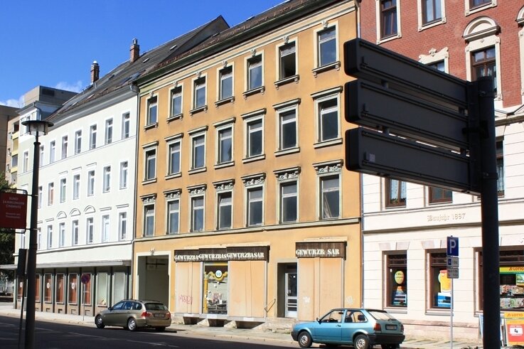 
              <p class="artikelinhalt">Nach der Sanierung des Eckhauses Brühl 24 (links) will die GGG nun das benachbarte Gebäude Georgstraße 20 auf Vordermann bringen. </p>
            