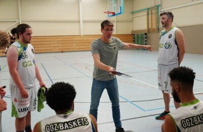 GGZ Baskets: Schwierige Saison gut gemeistert - Der Zwickauer Trainer Stephan Wolf gibt den GGZ Baskets beim letzten Heimspiel der Saison taktische Hinweise. 