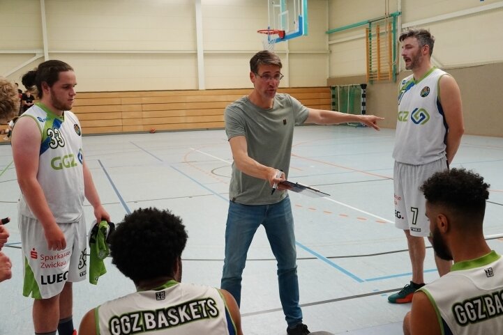 Der Zwickauer Trainer Stephan Wolf gibt den GGZ Baskets beim letzten Heimspiel der Saison taktische Hinweise. 