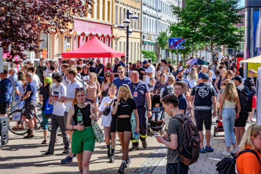 Gibt es 2024 ein Kosmos-Festival in Chemnitz? - So wie zum Kosmos am 17. Juni 2022 hat man die Chemnitzer Innenstadt selten erlebt.
