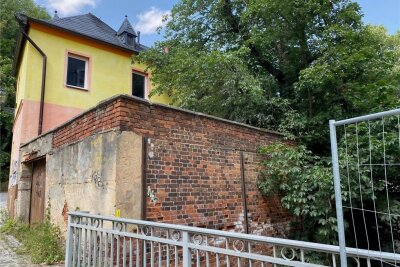Gibt es bald eine neue Kneipe in der Plauener Elsteraue? - Das Haus an der Plauener Walkgasse 2 mit Nebengelass hat die Stadt im Vorjahr gekauft. Ob das Gebäude saniert und zur Kneipe umgebaut werden wird?