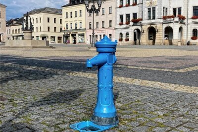 Gibt es bald einen Trinkbrunnen auf dem Oelsnitzer Markt? - Die 2013 aufgestellte Hundetränke in Oelsnitz ist kaputt. Ersatz könnte ein Brunnen für Mensch und Tier sein.