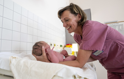 Gibt es noch genügend Hebammen in Sachsen? - "Nach der Geburt ist die Hebamme die Fachfrau für das Wochenbett und die Zeit bis zum ersten Geburtstag des Kindes", erklärt Stefanie Hahn-Schaffarczyk.