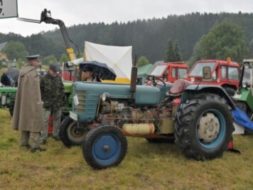 Giegengrün: Mini-Traktor zieht bei Treffen zahlreiche Blicke auf sich - Trotz Regens zählte das nunmehr 19. Traktoren- und Militärfahrzeugtreffen im Hartmannsdorfer Ortsteil Giegengrün 60 Teilnehmer.