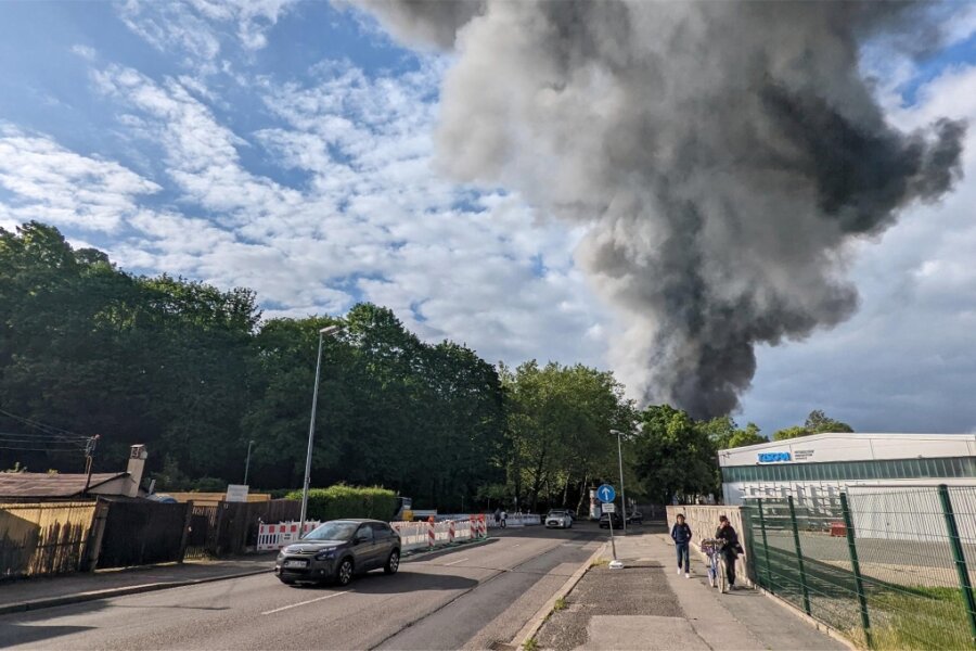 Gießerei-Brand in Chemnitz: Stadt gibt Ergebnisse weiterer Schadstoff-Untersuchungen bekannt - Experten haben auch Ruß-Rückstände aus der Rauchwolke untersucht.
