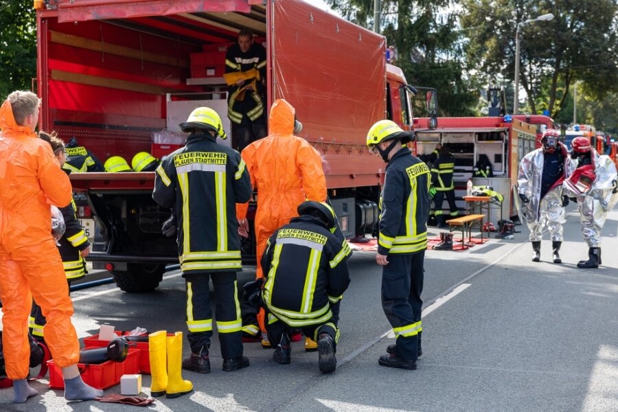 Giftalarm an Bundesstraße 92 zwischen Plauen und Steinsdorf - In Spezialschutzanzüge mussten die Einsatzkräfte der Freiwilligen Feuerwehr aus Plauen-Stadtmitte (links) und die der Berufsfeuerwehr schlüpfen.