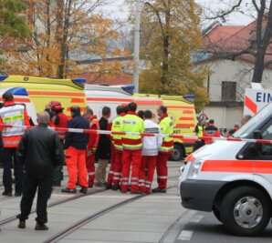Giftgas-Alarm im Vogtland-Klinikum in Plauen: Mann verletzt - Großeinsatz vorm Vogtland-Klinikum: Auf der Röntgenstraße waren nach dem Gas-Alarm am Montag Dutzende Rettungskräfte im Einsatz.