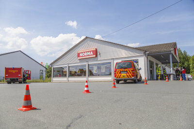 Giftgas-Einsatz in Supermarkt in Niederdorf - An der Kühlanlage in einem Supermarkt an der Chemnitzer Straße war offenbar Ammoniak ausgetreten.