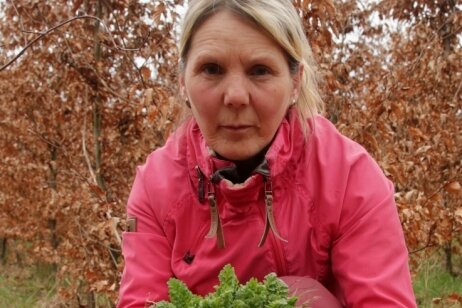 Giftpflanze gefährdet Tiere - Yvonne Geipel mit dem Jakobskreuzkraut. 
