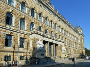 Gimmlitztal: Prozess um zerstückelte Leiche - Lebenslange Haft gefordert - Außenansicht des Landgerichtes Dresden (Sachsen).