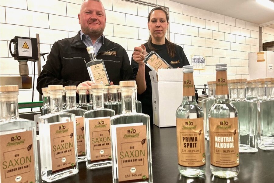 Betriebsleiter Mike Schneising und Mitarbeiterin Anja Link beim Abfüllen und Etikettieren vom neuen Bio-Gin. Zur neuen Serie gehören außerdem Prima-Sprit und Neutralalkohol. 