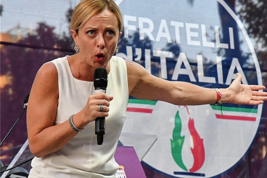 Die Parteichefin der ultrarechten "Brüder Italiens", Giorgia Meloni, bestreitet, eine Faschistin zu sein. Auf das Parteilogo mit der italienischen Flamme über dem symbolisierten Sarg Mussolinis ist sie aber stolz. 