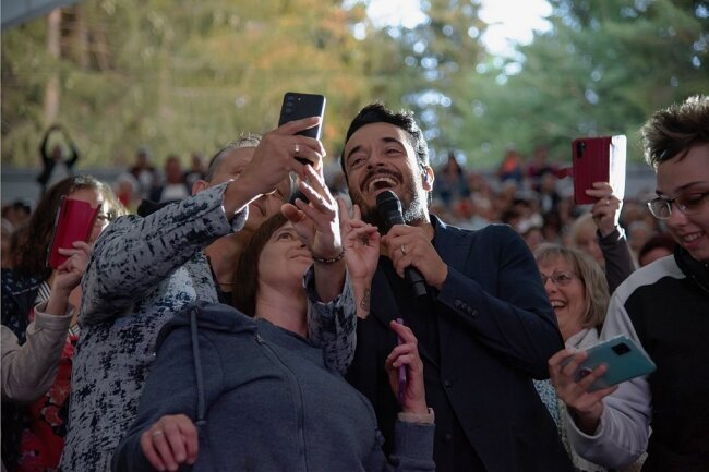 Selfies am Fließband: Fotowünsche erfüllte Giovanni Zarrella in Bad Elster bereitwillig, 