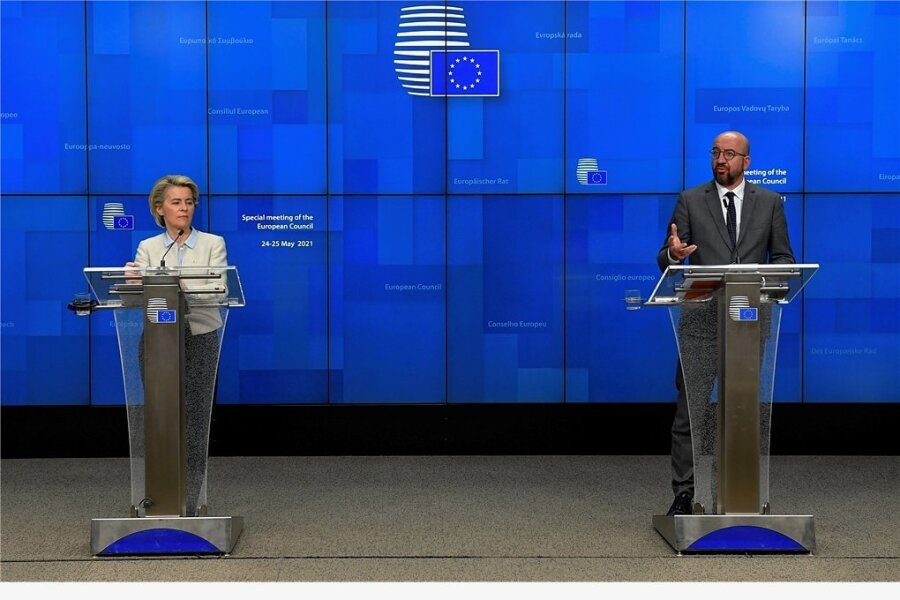 Es gab auch gute Nachrichten: Ursula von der Leyen (l), Präsidentin der Europäischen Kommission, und Charles Michel, Präsident des Europäischen Rates, sprechen bei einer Medienkonferenz während des EU-Gipfels in Brüssel.