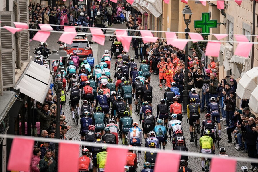 Giro d'Italia: Heimsieg für Milan - Bauhaus Dritter - Das Fahrerfeld zum Start der vierten Giro-Etappe.