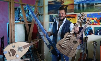 Gitarrist will ein für ihn neues Instrument präsentieren - Vicente Patíz mit seinen neuen Instrumenten. Die Hydra (rechts) ist Ukulele und Kontrabass in einem. 