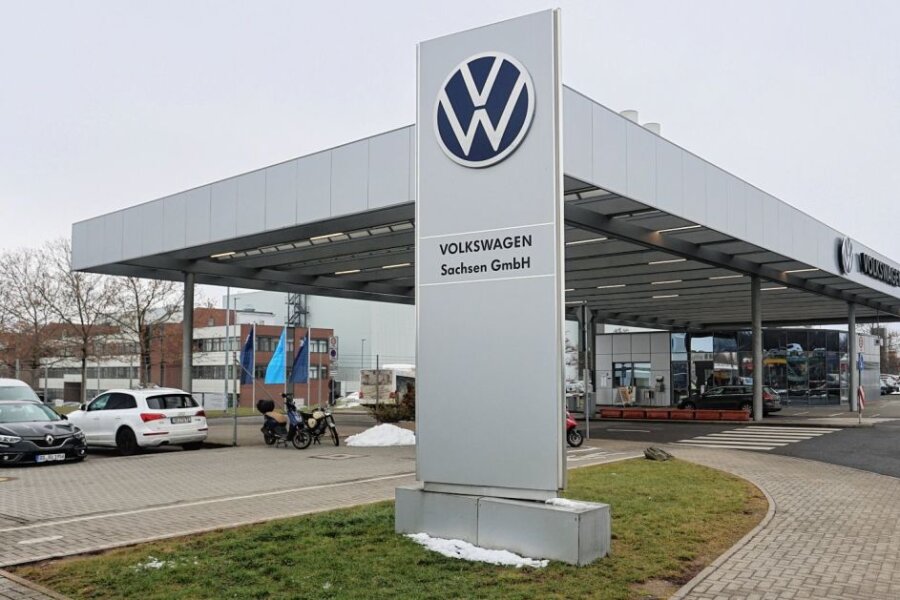GKN-Mitarbeiter müssen draußen bleiben - Haupteingang bei VW Mosel. Vorerst gibt es hier für GKN-Mitarbeiter keine Jobs. 