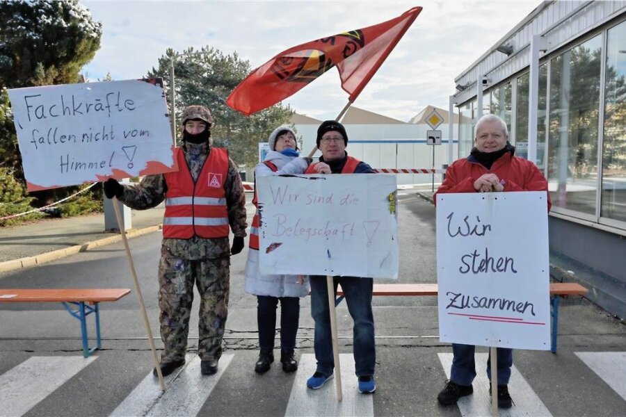 GKN-Streik unterbrochen: Gewerkschaft ringt Geschäftsleitung höhere Abfindungen ab - Zwickauer GKN-Mitarbeiter während eines Streiks vor dem Werkstor. 