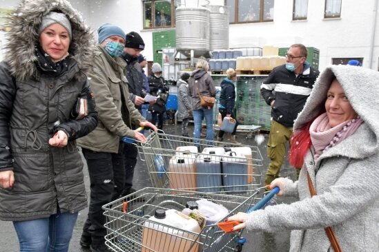 Glühwein-Sonderverkauf bringt Verkehrschaos mit sich - Im Gewerbegebiet gab es Glühwein im Zehn-Liter-Kanister. Die sicherten sich auch Franziska Seifert (l.) und Romy Hamel (v.l) aus Mittweida. 