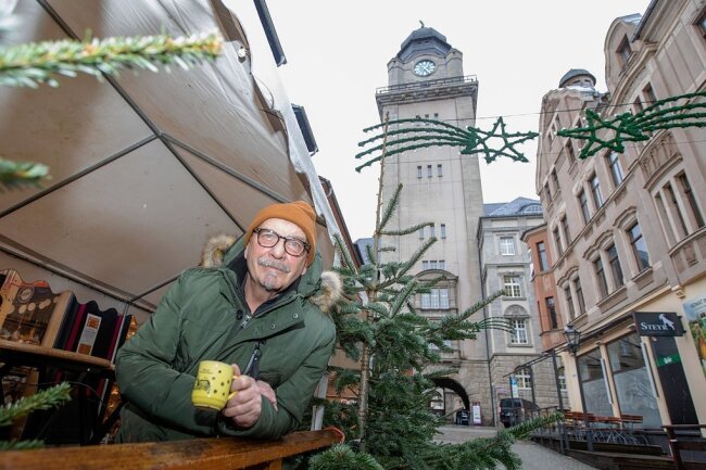 Einen Glühweinausschank bietet auch Fritz Mandel, Inhaber des Feinkost- und Spezialitätengeschäfts Barrique an der Rathausstraße. Doch mit einigen Gästen gibt es Probleme.