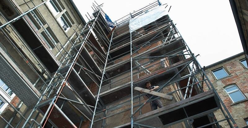 Gläserne Aufzüge fürs Rathaus - 
              <p class="artikelinhalt">Am Lengenfelder Rathaus soll's bald auf und ab gehen. Die Vorbereitungen für den Fahrstuhlbau laufen bereits. </p>
            