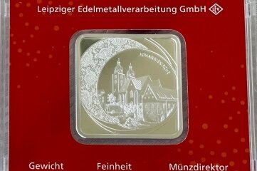Glänzendes zum Stadtjubiläum - Der quadratische Silberbarren. Eine Seite zeigt die Plauener Johanniskirche. 
