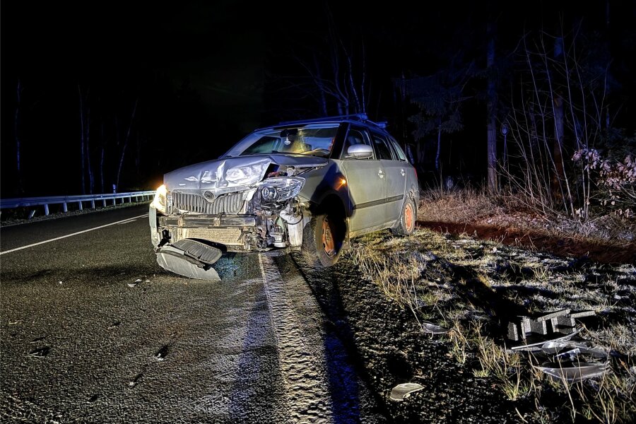Glätte: Skoda rutscht bei Mühltroff gegen Leitplanke - Das kaputte Auto musste noch am späten Abend vom Unfallort abgeschleppt werden.