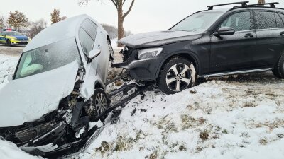 Glätteunfälle im Landkreis Zwickau: B 173 bei Schönfels gesperrt - Die B 173 zwischen Schönfels und Altrottmannsdorf ist seit 7.25 Uhr voll gesperrt. Nach Angaben der Polizei sind dort ein VW, ein Ford und ein Mercedes kollidiert.