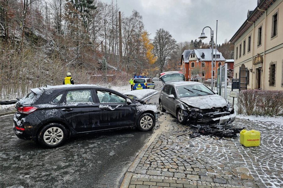 Glätteunfälle nach Schneefall im Vogtland: Eine Frau schwer verletzt - Glätteunfall in Tannenbergsthal: Laut der Feuerwehr Muldenhammer gab es mehrere Verletzte.