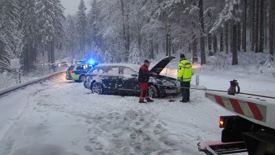 Glätteunfall bei Schöneck: Audi rutscht in Lkw - 