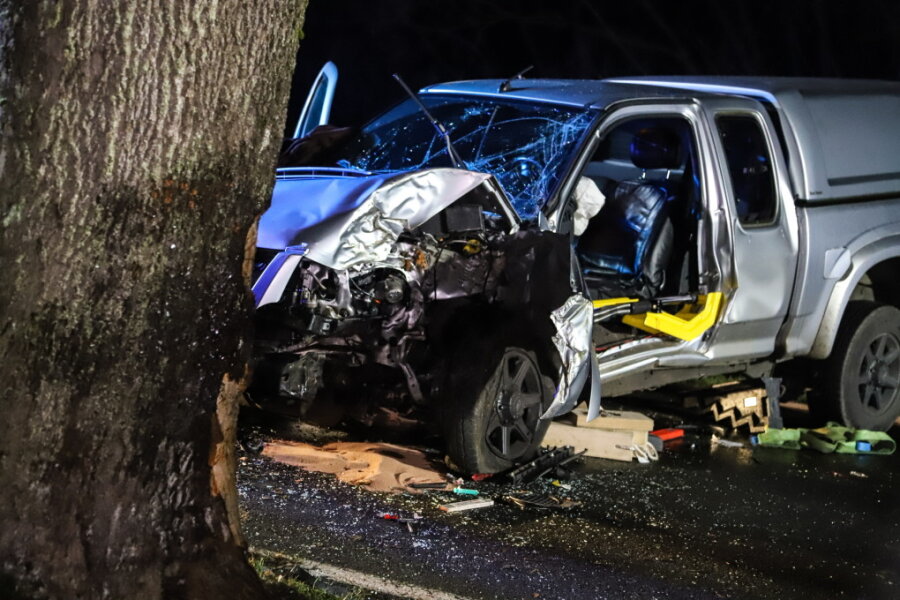 Glätteunfall: Geländewagen prallt nahe Grünhain gegen Baum - 