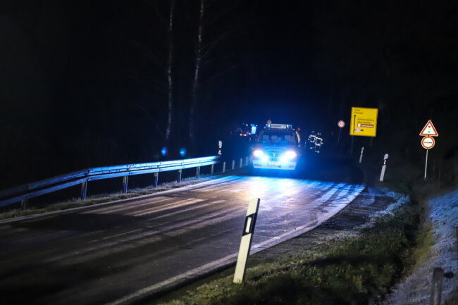 Glätteunfall: Geländewagen prallt nahe Grünhain gegen Baum - 