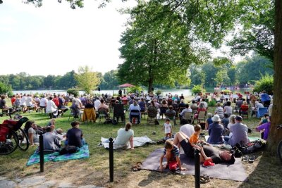 Gläubige feiern Gott bei Picknick am Schloßteich - Das schöne Wetter lockte etwa 200 Gläubige an den Schloßteich. 
