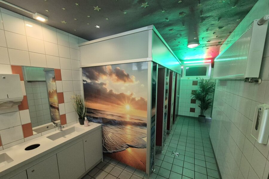 Glanz statt Schmuddel: Preise für saubere Schultoiletten - Blick in einen Toilettenbereich der Hellweg Realschule in Unna-Massen.