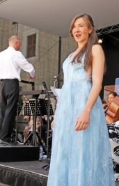 Glanzlichter im nächtlichen Schlosshof - Dimitra Kalaitzi-Tilikidou vom Mittelsächsischen Theater sang beim Operettenprogramm im Juni.