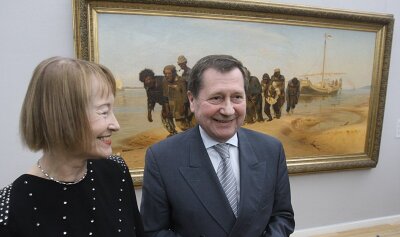 
              <p class="artikelinhalt">Der russische Botschafter Wladimir M. Grinin und die Generaldirektorin der Kunstsammlungen Chemnitz, Ingrid Mössinger vor dem Gemälde der Wolgatreidler. </p>
            