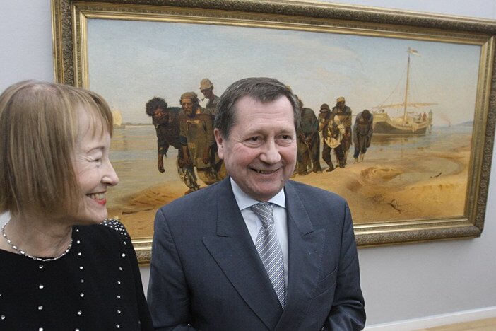 
              <p class="artikelinhalt">Der russische Botschafter Wladimir M. Grinin und die Generaldirektorin der Kunstsammlungen Chemnitz, Ingrid Mössinger vor dem Gemälde der Wolgatreidler. </p>
            
