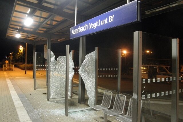 Glasscheiben am Unteren Bahnhof in Auerbach zerstört - Zerstörte Glasscheiben am Unteren Bahnhof im vogtländischen Auerbach.
