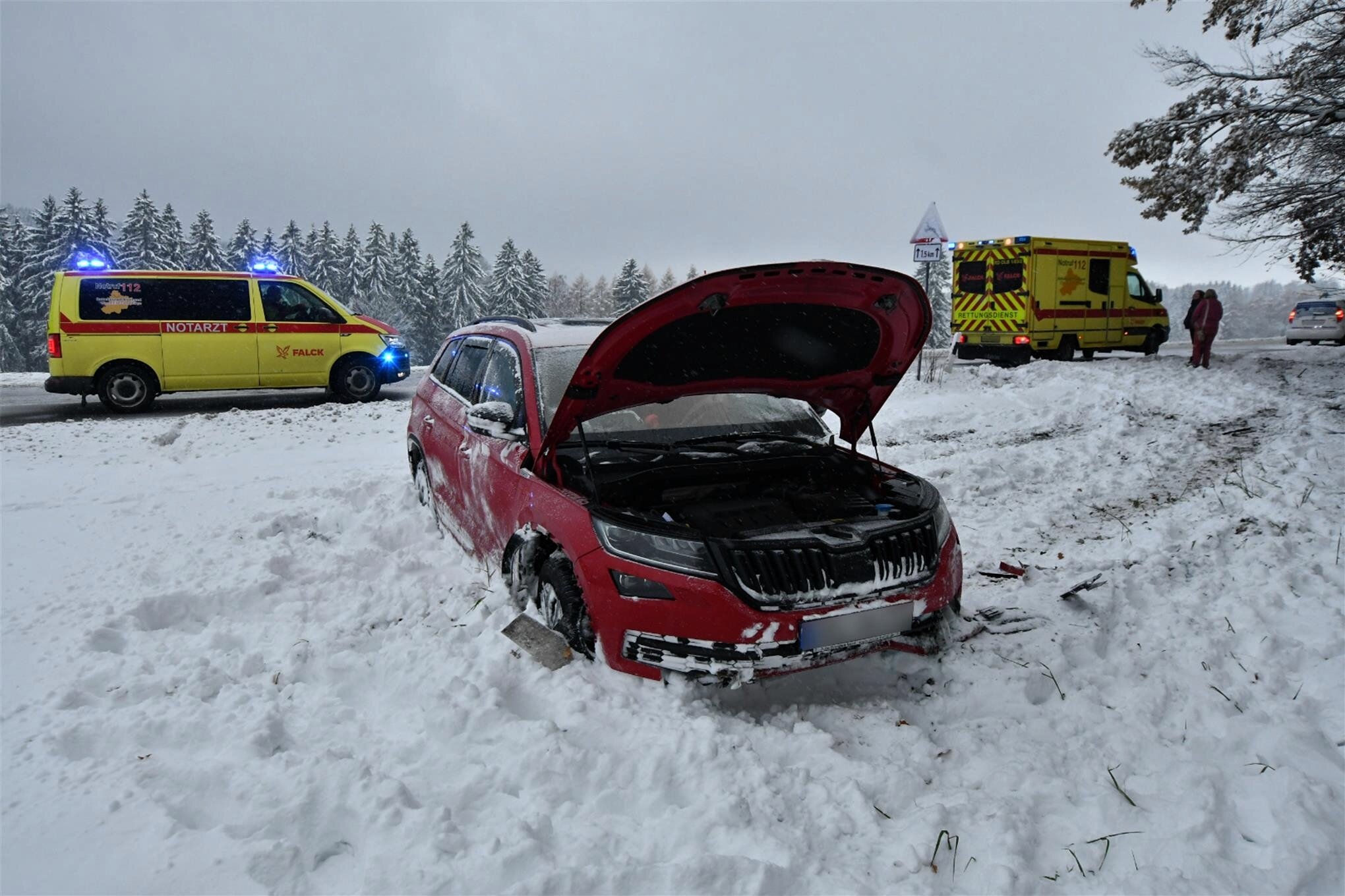 Glatte Straße: Zwei Schwerverletzte Bei Unfall Auf B 171