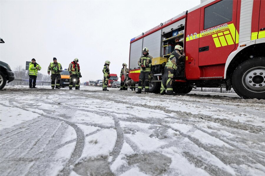 Glatteis im Landkreis Zwickau: Wenn die Feuerwehr (fast) im Schritttempo zu Unfallstellen auf der A 4 fahren muss - Die Feuerwehr war zweimal auf der A 4 zwischen Hohenstein-Ernstthal und Glauchau-Ost im Einsatz.