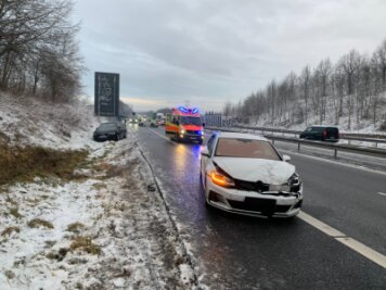 Glatteis in Sachsen: Mehrere Verletzte bei Unfällen - Auf der B 93 bei Zwickau kam es aufgrund von Blitzeis zu mehreren Unfällen.
