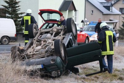 Straßenglätte hat am Mittwochmorgen einen Suzuki-Fahrer auf der S 276 nahe Wildenthal ins Rutschen gebracht. 
