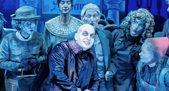 Glatze statt Haarpracht: Sänger in Erfolgsmusical wie verwandelt - Marcus Sandmann in seiner Rolle als Uncle Fester (Mitte) auf der Bühne.