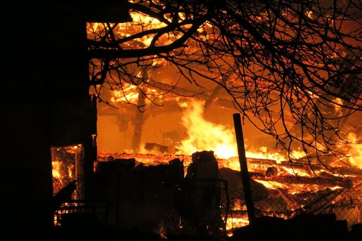 Glauchau: 120 Feuerwehrleute im Löscheinsatz auf Vierseithof - 