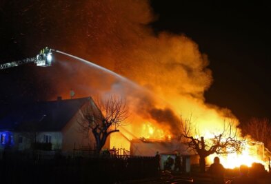 Glauchau: 400.000 Euro Schaden nach Brand auf Vierseithof - Einsatz am Samstagabend: 120 Feuerwehrleute wurden nach Glauchau geschickt, um den Brand zu löschen.